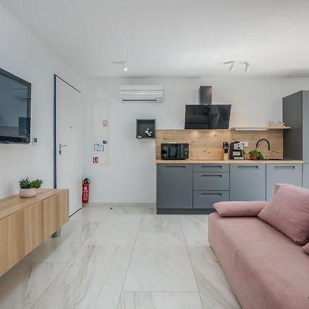 Modern Apartments Elle Malinska Vantacici Exterior foto