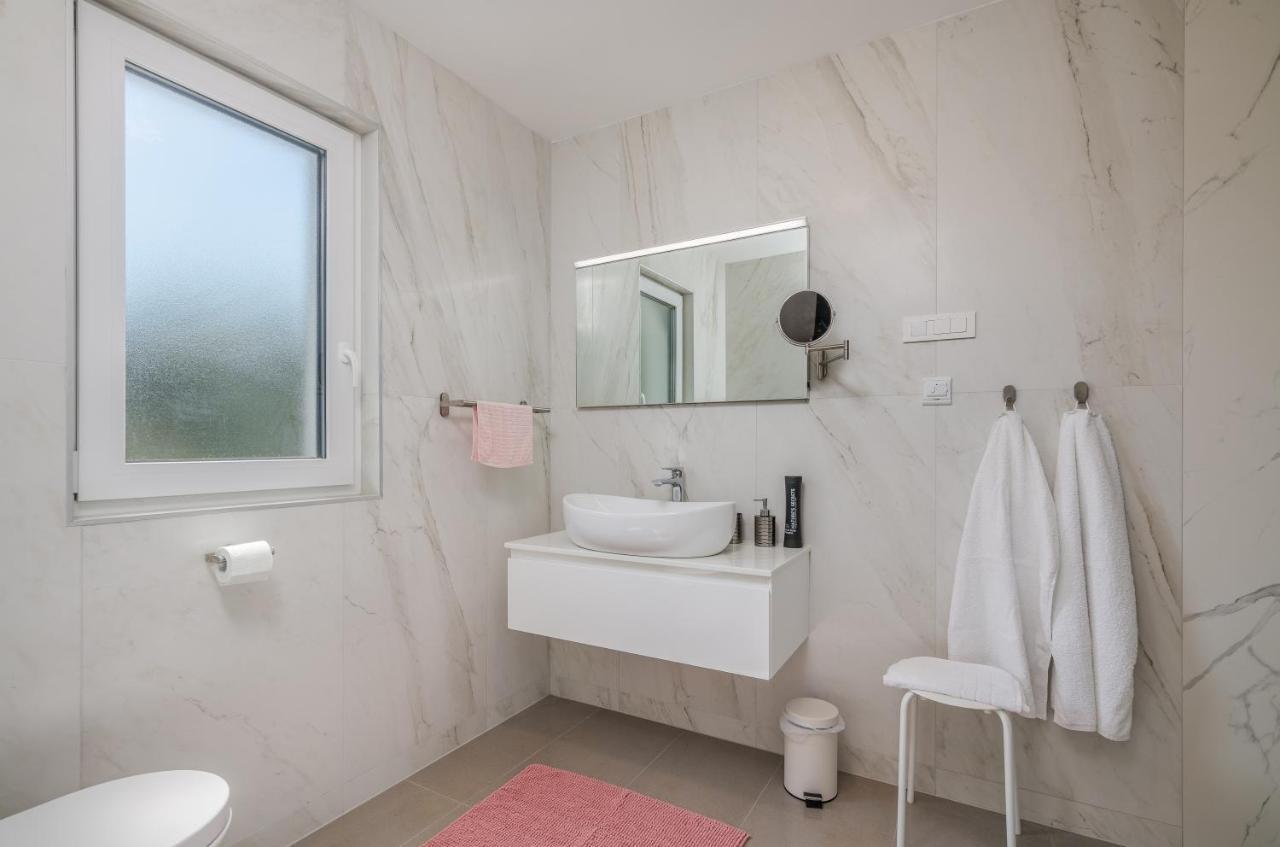 Modern Apartments Elle Malinska Vantacici Exterior foto